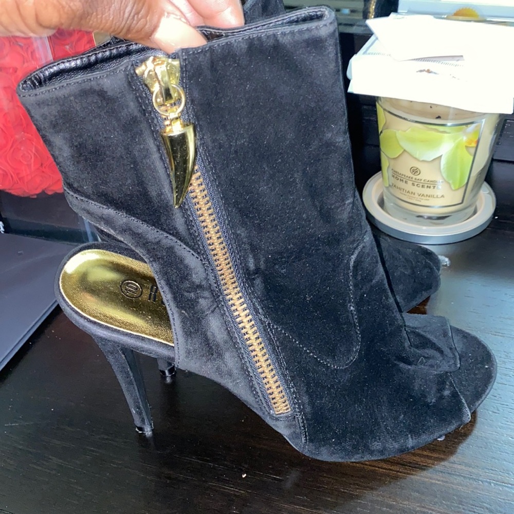 Black heels sandals